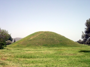 Tumulus of Marathon as seen today. In the centre of the mound is a cremation tray that contains the ashes of the cremated remains of all 192 fallen soldiers. Originally, there were probably ten grave stelae surrounding the mound containing all of the names of the soldiers according to the phylai they belonged to.
